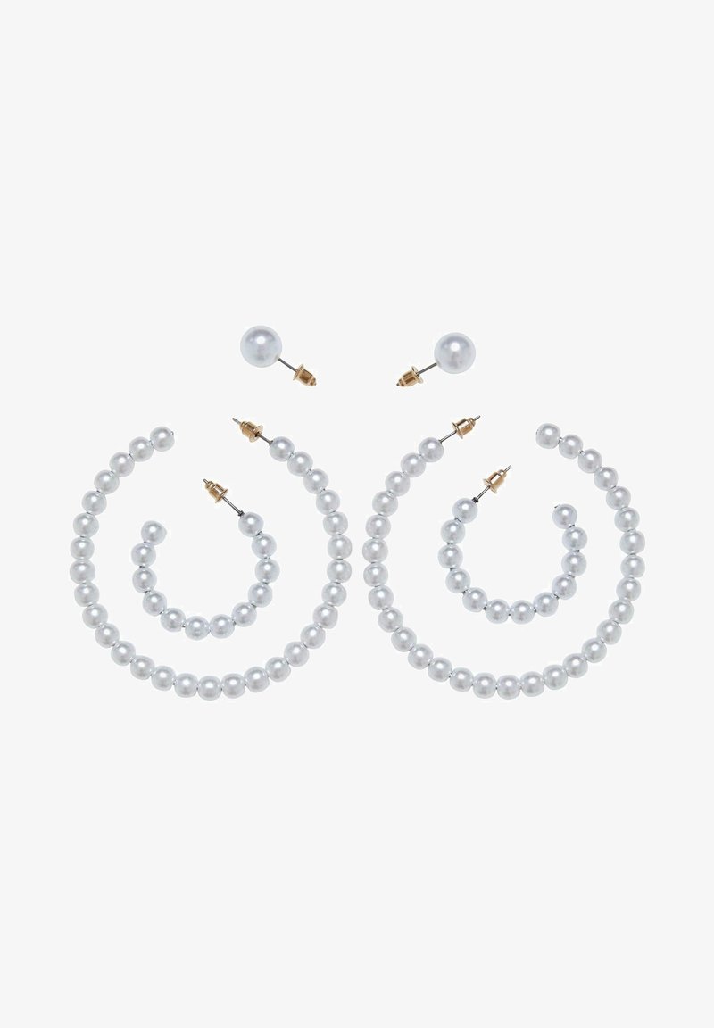 Două perechi de cercei cu perle: o pereche are cercuri circulare, iar cealaltă are cercei tip stud. Perle albe strălucitoare cu accesorii de ton auriu.