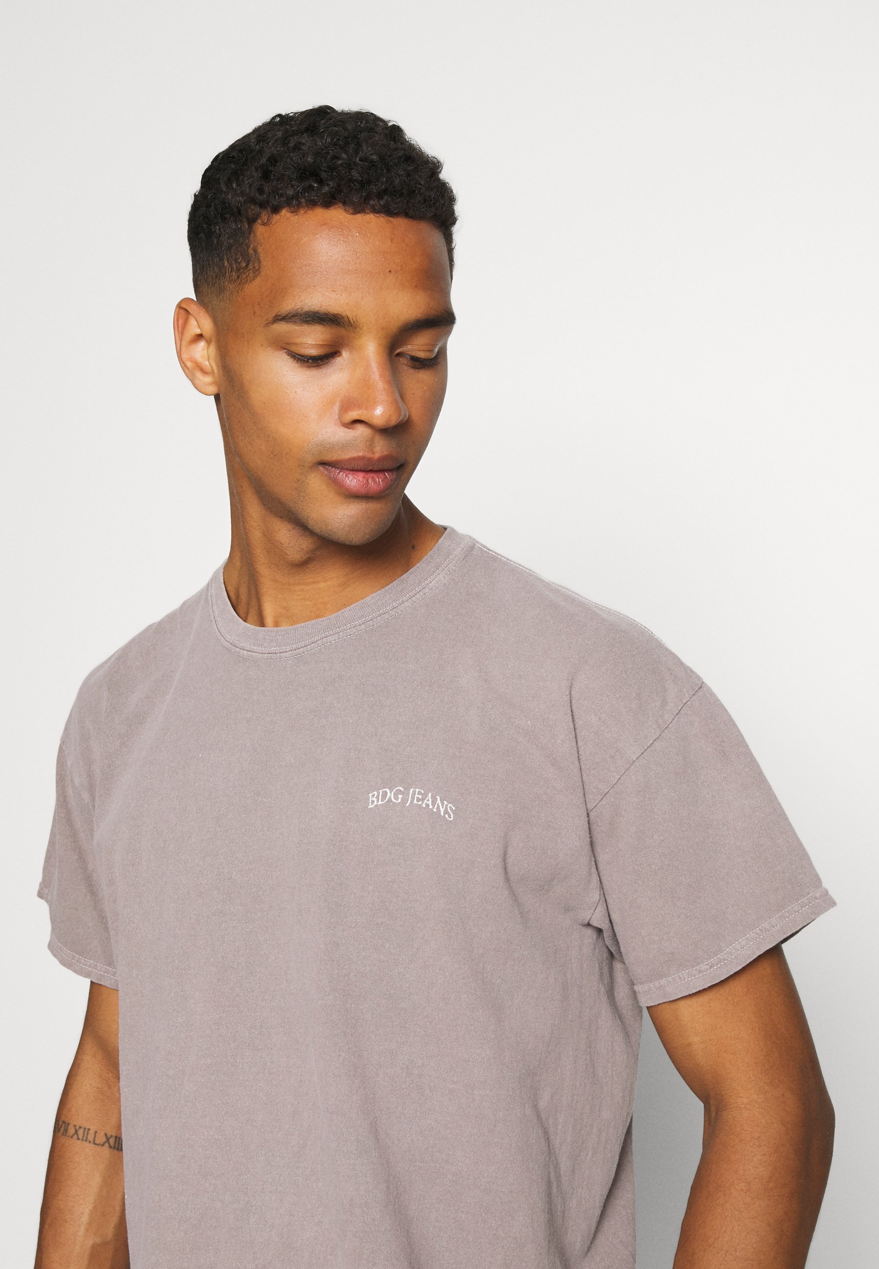 Women LOGO EMBROIDERED TEE UNISEX - Basic T-shirt Women LOGO EMBROIDERED TEE UNISEX - Basic T-shirt