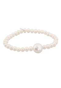 Pulsera de perlas con una serie de perlas blancas redondas y un gran charm en forma de oso de plata en el centro, que presenta una textura suave y forma ovalada.