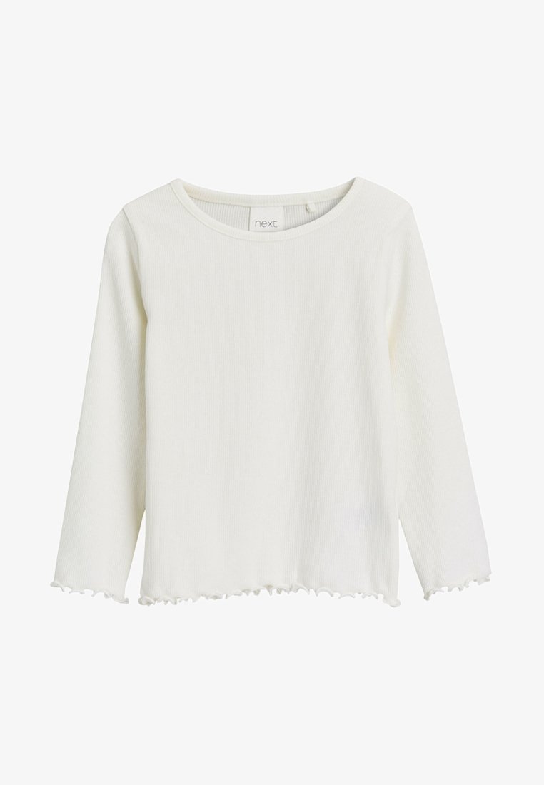 Biała bluzka z długim rękawem o żebrowej fakturze, z okrągłym dekoltem i surowym wykończeniem hemu. Metka widoczna wewnątrz przy dekolcie.