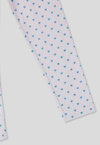 Białe legginsy z małymi niebieskimi wzorami serduszek, wykonane z miękkiego materiału. Oferują gładką teksturę i elastyczny pas dla komfortu.