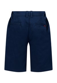 Pantaloni corti blu navy realizzati in tessuto morbido, con vita piatta, passanti per cintura, tasche posteriori e un piccolo logo rosso.
