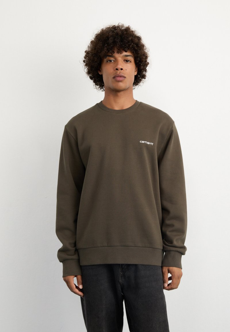 Sudadera verde oliva de mangas largas, cuello redondo, puños y dobladillo de canalé. Presenta un pequeño logo blanco en el pecho. Textura suave.