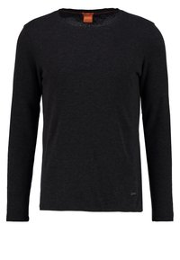 Svart långärmad tröja med rund hals, i finstickad textur och liten logotyp vid nederkanten.