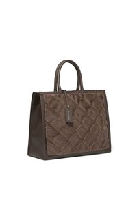 Sac fourre-tout en faux fourrure marron avec texture matelassée, accents en cuir et doubles poignées. Étiquette avec le nom de la marque attachée sur le côté.