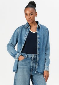 Tommy Hilfiger LANA BERMUDA - Denim shorts - blue denim