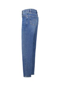 Vaqueros de mezclilla azul, corte recto, cintura media, diseño de cinco bolsillos, con un acabado ligeramente desgastado y un patrón de costura clásico en los bolsillos traseros.