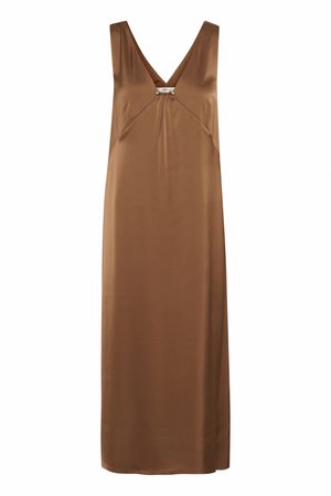 Satenasta smeđa haljina s V-izrezom, bez rukava, s suptilnim naginjanjem na grudima i metalnim detaljem u središtu.