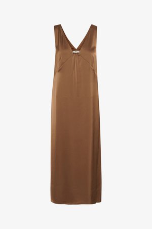 Satenasta smeđa haljina s V-izrezom, bez rukava, s suptilnim naginjanjem na grudima i metalnim detaljem u središtu.