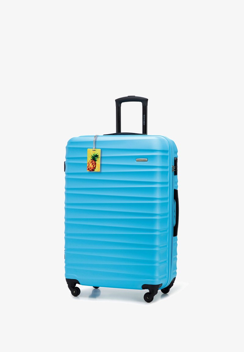 Tvrdý kufr jasně modré barvy s vroubkovaným povrchem, s teleskopickou černou rukojetí a černými koly. Součástí je také tag ve tvaru ananasu.