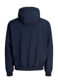 Marineblaue Kapuzenjacke aus leichtem Material, mit elastischem Bund und Bündchen, glatter Textur und schlichter Gestaltung.