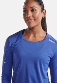 2XU AERO - Maglietta a manica lunga - marlin hydrangea reflective