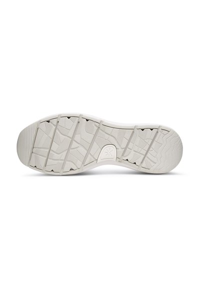 Ljusgrå sneakersula med en texturerad, mönstrad slitbana med flera spår och åsar för grepp och dragkraft. Platt profil, hållbart material.