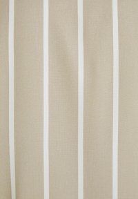 Valkoinen raidoitus beige-kankaassa, jossa on teksturoitu kudontasuunnittelu. Raidat ovat tasaisesti sijoitettuja, luoden hienovaraisen kuvion.