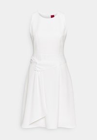 Bílé bezrukávové šaty s kulatým výstřihem, přiléhavým živůtkem a asymetrickým drapovaným detailem v pase. Hladký povrch látky.