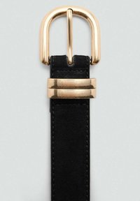 Sort ruskindbælte med en metallisk guldspænde, der har en glat tekstur og to dekorative guldaccentring nær spænden.