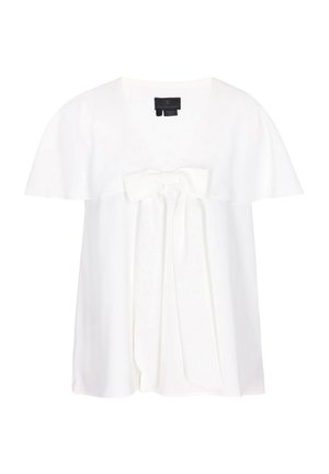 Bluza albă cu mâneci scurte, decolteu rotund și o fundă decorativă mare legată în fața, chiar sub linia gâtului.