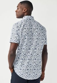 Next OXFORD FIT SHORT SLEEVE REGULAR FIT - Pluus - white blue floral