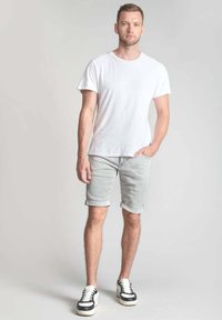 Le Temps Des Cerises BERMUDA EN JOGG - Short en jean - grey