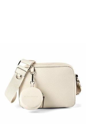 Borsa beige a tracolla con texture e tracolla larga regolabile, con una piccola pochette rotonda con zip appesa sul lato anteriore.