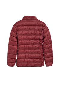 Chaqueta acolchada roja con diseño de acolchado horizontal, cuello alzado y mangas largas. Textura de nailon suave con un acabado ligero.