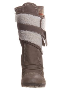 Brązowe botki z faux skóry z miękkim, białym kołnierzem z sztucznego barana. Posiada boczny pasek i detale szwów. Smukły fason do połowy łydki.