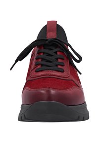 Rote Leder- und Wildleder-Sneaker mit schwarzen Akzenten, abgerundeter Zehenpartie, flachen Schnürsenkeln und einer strukturierten schwarzen Gummisohle.