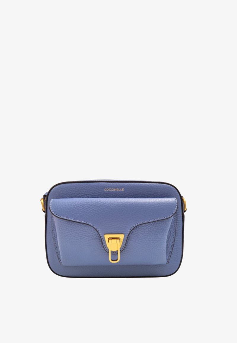 Modrá kůže crossbody taška s texturovaným povrchem, přední kapsa na klopě, zlaté kování na zapínání a horní zipové uzavření. Logo značky na přední straně.