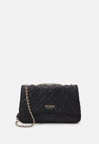 Sac en bandoulière noir matelassé Guess avec chaîne en or et plaque logo dorée sur le rabat avant.