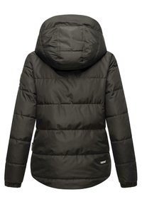 Melns polsterēts žakets ar kapuci, ar quilted tekstūru, pagarinātu aizmugurējo apakšdaļu un elastīgām aprocēm. Logo uzlīme apakšējā pusē.