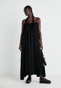 Gina Tricot FLOWY DRESS - Maksi suknelė - black