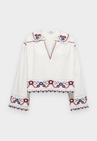 Blusa blanca de manga larga con escote en V, patrones florales bordados en rojo y azul, y costuras decorativas a lo largo del escote y el dobladillo.
