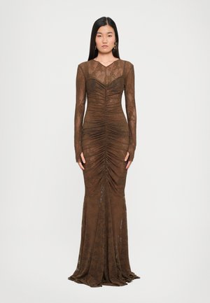 Vestido de encaje marrón con mangas largas, parte superior ajustada y frunce texturizado. Silueta esbelta que se ensancha en el dobladillo, con patrones florales a lo largo.