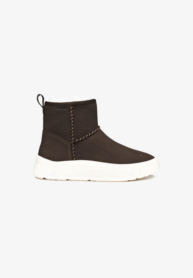 Braune Stiefeletten aus glattem Material mit einer hellen Gummisohle, gesteppten Akzenten und einem Kunstfellfutter am oberen Rand.