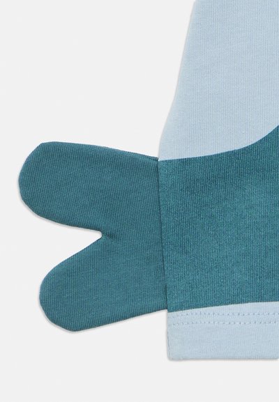 Pamutruha világoskék testtel és sötét türkiz díszítéssel. Az ujj részén a mandzsetta virágszirom alakú, lekerekített mintával.