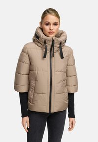 Beige pufferjack met korte mouwen, een hoge kraag, zwarte rits en koordjes. Lichte textuur met gestikte secties.
