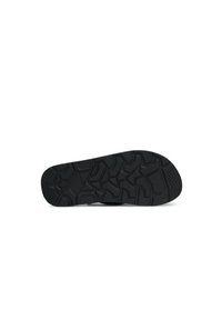 Zwarte sport schoen zool van textuur rubber, met een opvallend loopprofiel voor grip en duurzaamheid. Gesculpteerd ontwerp met contouren.