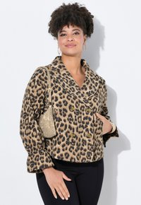 Leopardmönstrad jacka med dubbelknäppning, stor krage och utsvängda ärmar. Har guldknappar och textil med struktur.