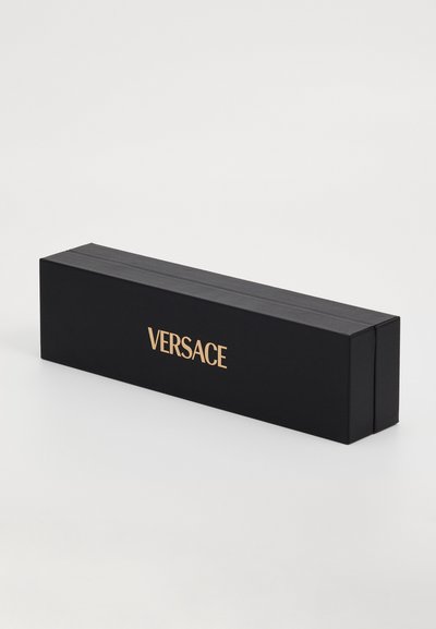 Črna škatla z gladko teksturo, z zlatim logotipom "VERSACE" na strani; pravokotna oblika, zasnovana za prikaz ali shranjevanje.
