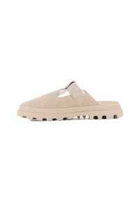 Beige mockaskinn slip-on sko med urtagning, texturerad sula och en vadderad sula. Har en rem för säker passform.
