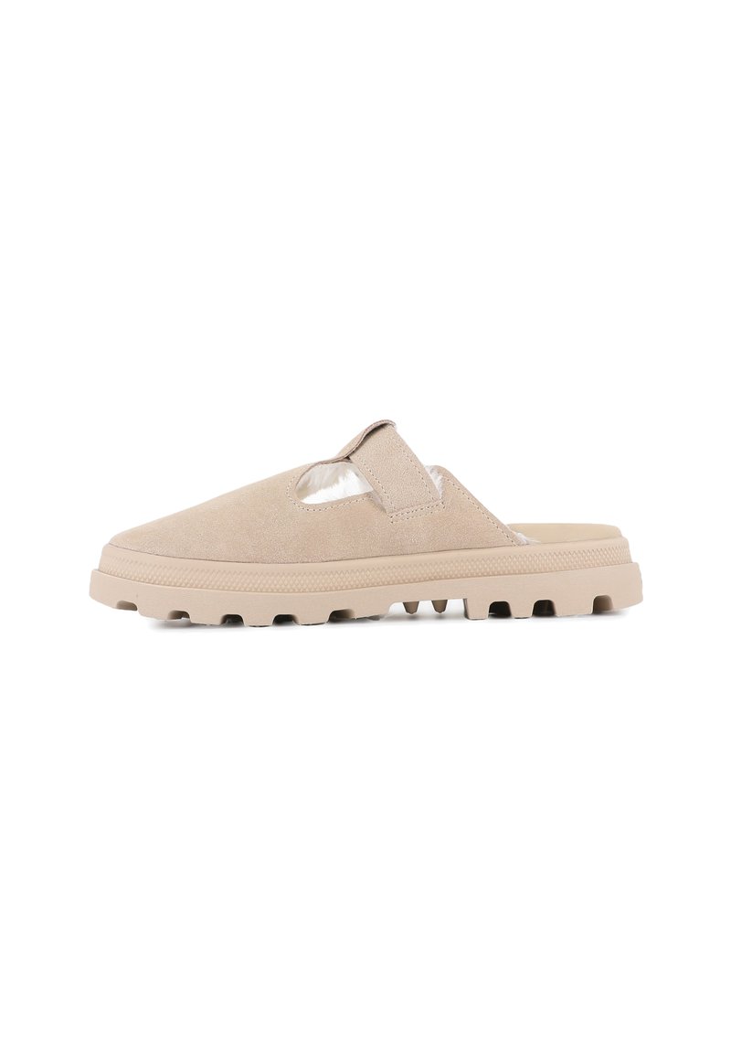 Beige mockaskinn slip-on sko med urtagning, texturerad sula och en vadderad sula. Har en rem för säker passform.