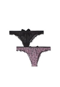 Perizoma in pizzo nero con bordi arricciati; perizoma rosa con stampa a fiocco nero e rifinitura in pizzo. Entrambi presentano cinturini sottili e un design delicato.