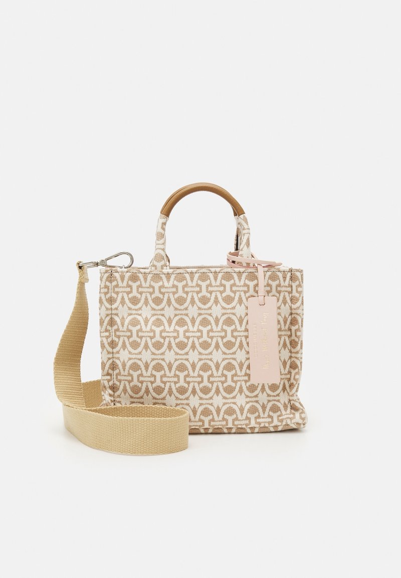 Beige en witte handtas met een patroon, kleine bovenhandvatten, een brede verstelbare schouderriem en een bevestigde lichtroze label.