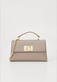 Mala em pele bege com forma estruturada, alça superior e ferragens em tom dourado. Apresenta um fecho frontal e uma alça de corrente removível.