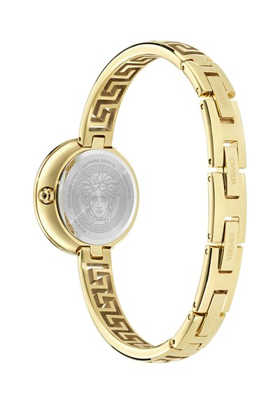 Ceas de mână Versace cu ton auriu, curea cu model de cheie grecească, emblemă Medusa pe spate, carcasă din oțel inoxidabil și nume de marcă gravat pe linkuri.