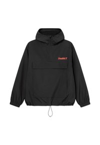 Čierna vetrovka s polovičným zipsom, predným vreckom a elastickými manžetami. Na prednej strane je oranžové logo "Double V".