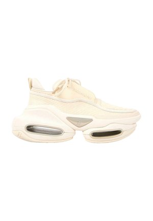 Baskets Balmain beige clair avec semelle épaisse, panneaux à coussins d’air, dessus texturé et lacets sur fond blanc.