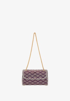 Bolso de mano con cuentas con un patrón de diamantes en color burdeos y blanco, cadena dorada y textura acolchada. Forma rectangular compacta.