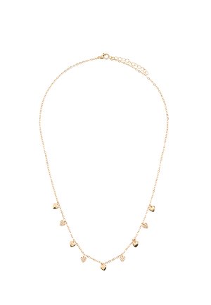 Delikatny złoty naszyjnik z łańcuszkiem, z naprzemiennie rozmieszczonymi małymi, pełnymi i teksturowanymi zawieszkami w kształcie serca, równomiernie rozmieszczonymi na całej długości.