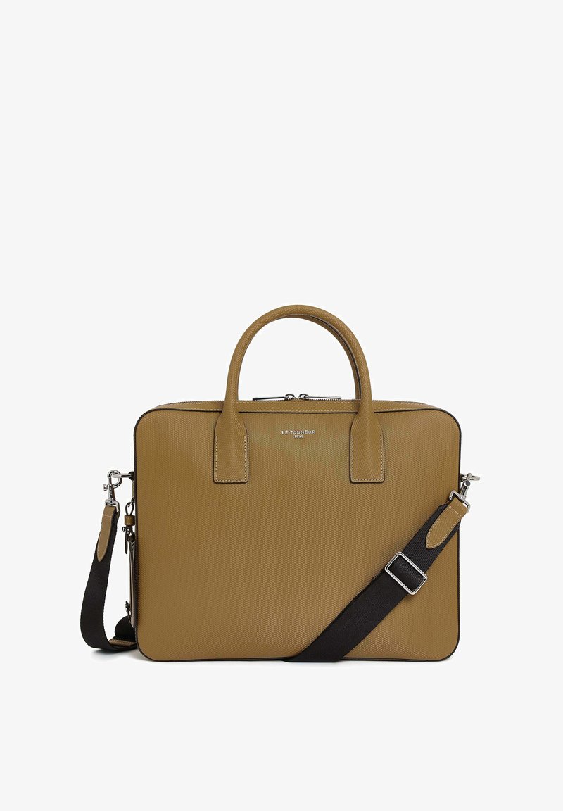 Borsa per laptop in pelle con texture tan, manici doppi, tracolla nera rimovibile, dettagli in metallo argentato e chiusura a zip.